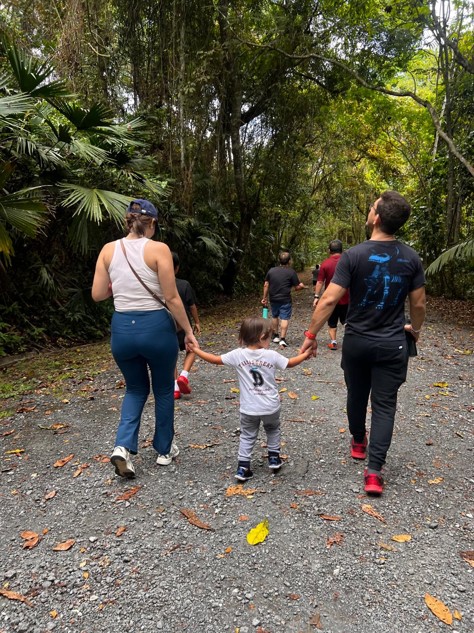 Familia caminando - VibeLife comunidad